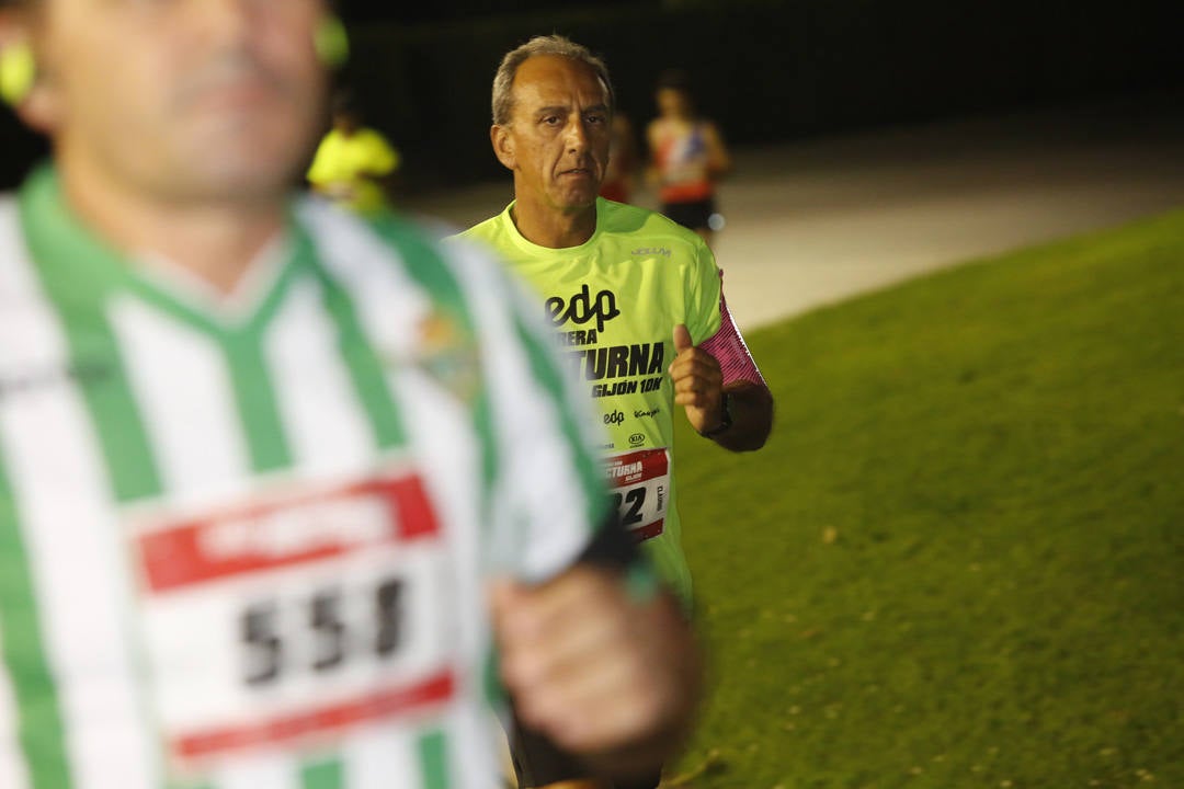 Una multitud de corredores recorrieron las calles de la ciudad iluminándola a cada zancada.