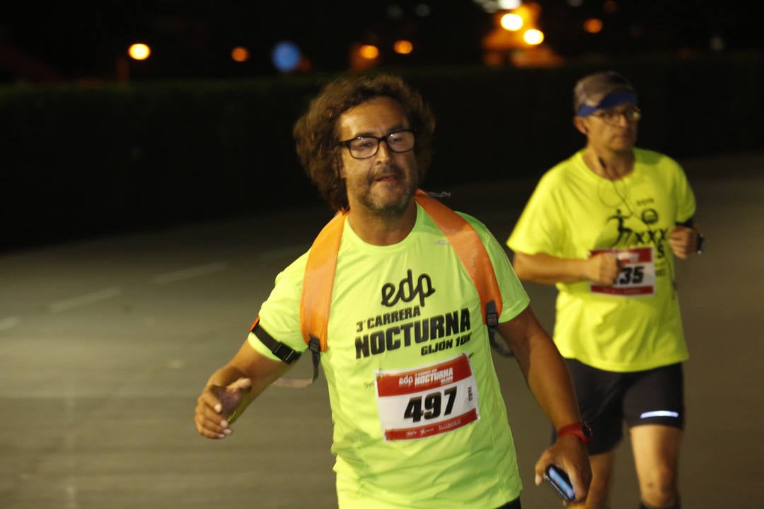 Una multitud de corredores recorrieron las calles de la ciudad iluminándola a cada zancada.