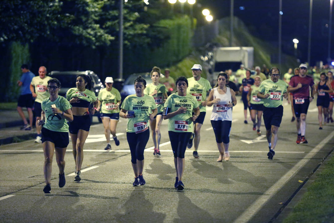 Una multitud de corredores recorrieron las calles de la ciudad iluminándola a cada zancada.