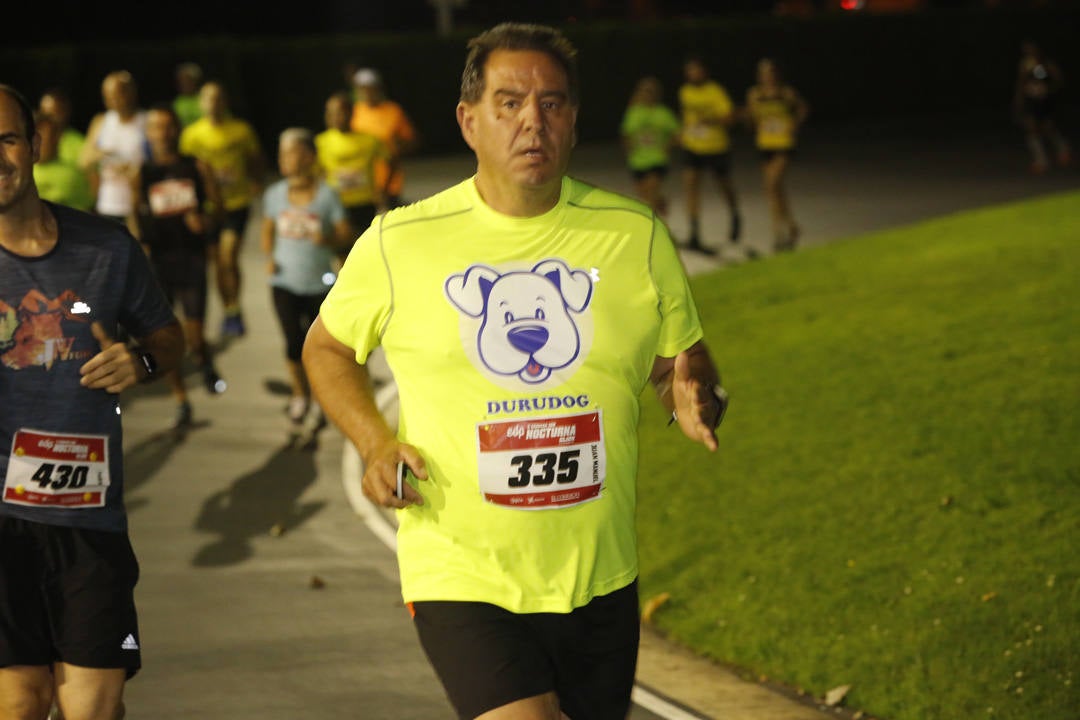 Una multitud de corredores recorrieron las calles de la ciudad iluminándola a cada zancada.