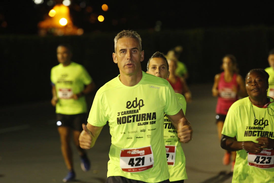 Una multitud de corredores recorrieron las calles de la ciudad iluminándola a cada zancada.