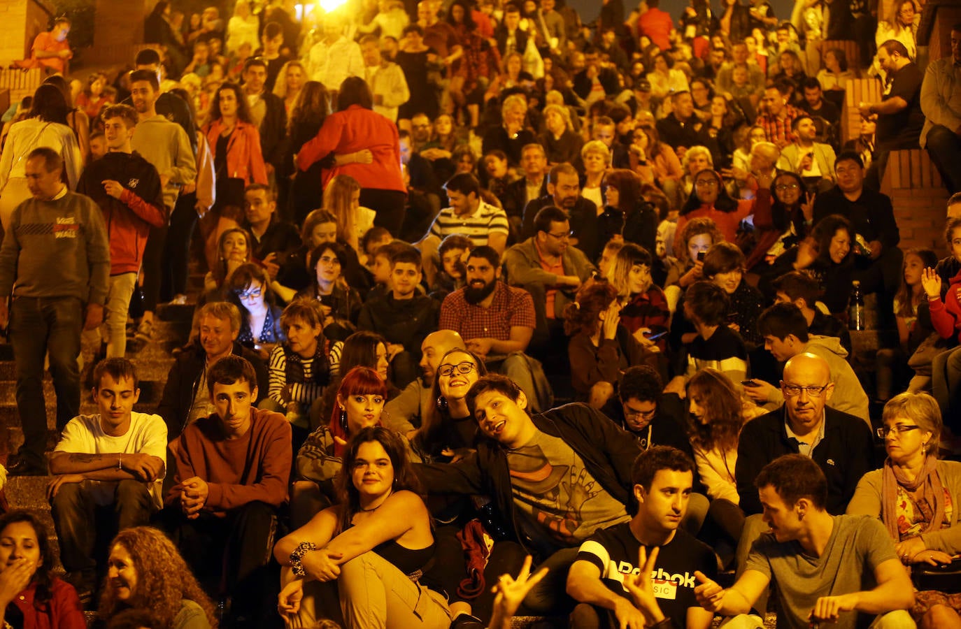 Miles de ovetenses acudieron al parque de Invierno para cumplir con la tradición y disfrutar a medianoche de 4.327 unidades de pirotecnia.