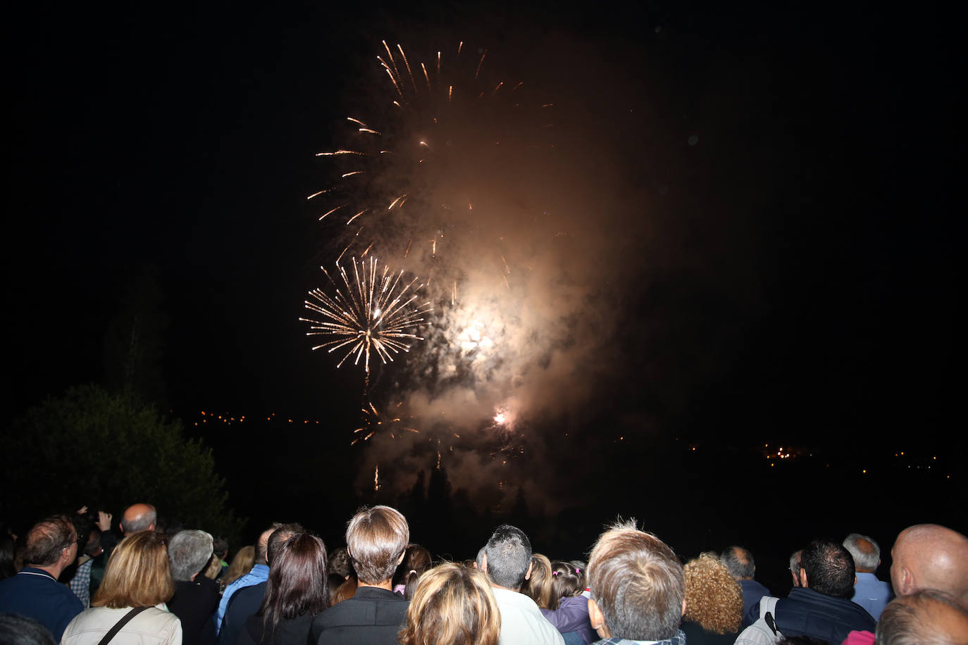 Miles de ovetenses acudieron al parque de Invierno para cumplir con la tradición y disfrutar a medianoche de 4.327 unidades de pirotecnia.