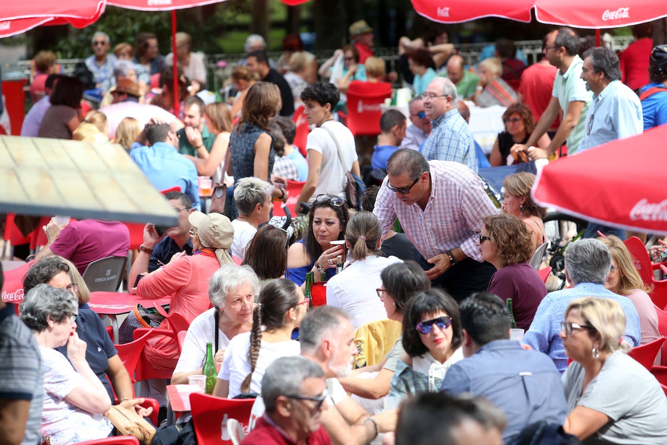 La Sociedad Ovetense de Festejos repartió cerca de 4.000 raciones junto a sus respectivas botellas de vino.