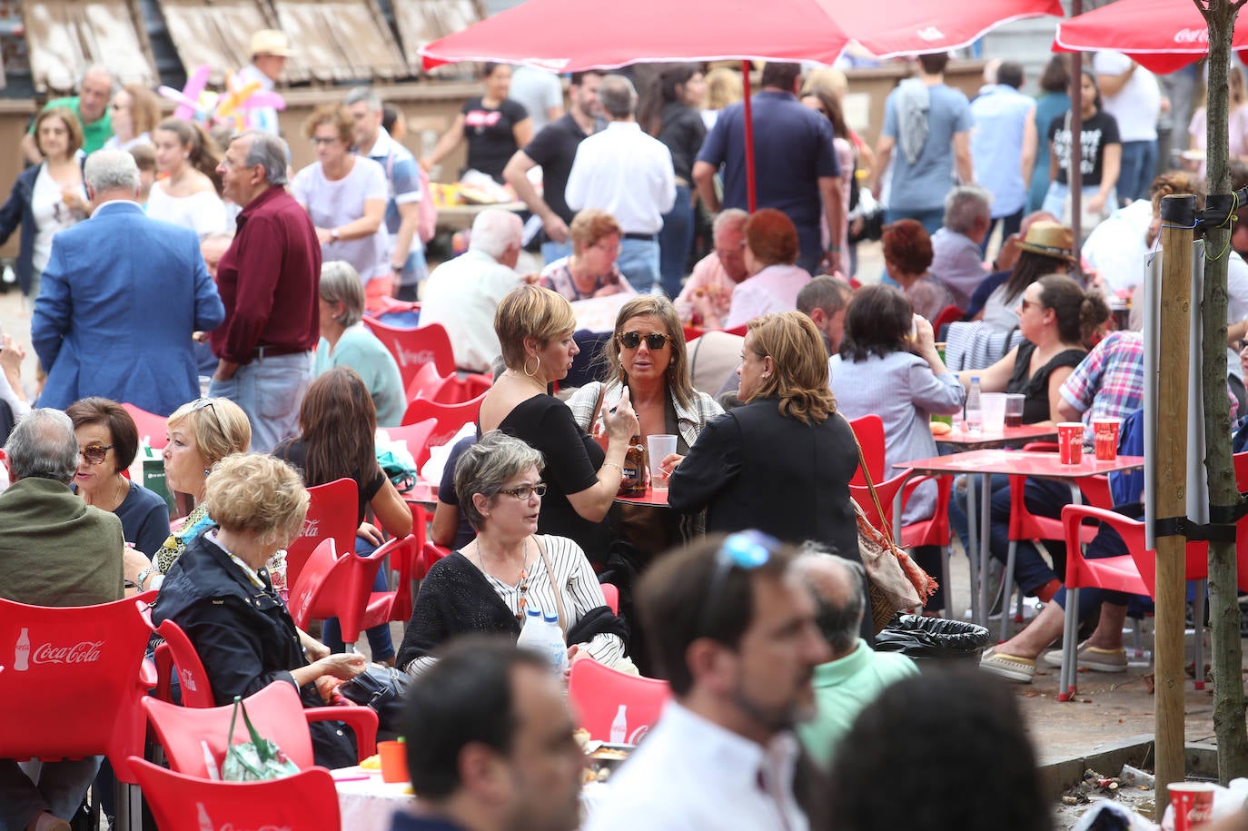 La Sociedad Ovetense de Festejos repartió cerca de 4.000 raciones junto a sus respectivas botellas de vino.