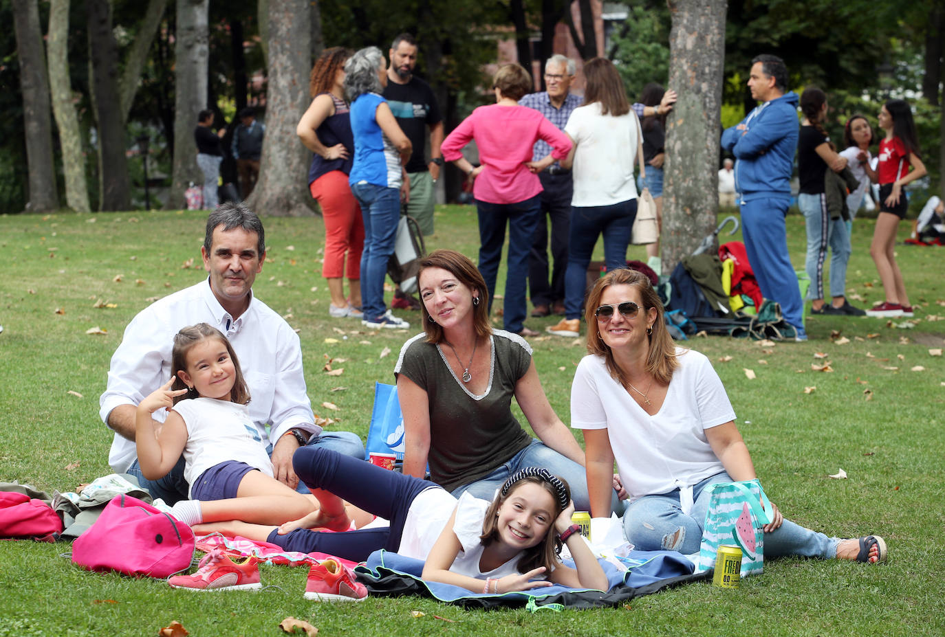 La Sociedad Ovetense de Festejos repartió cerca de 4.000 raciones junto a sus respectivas botellas de vino.