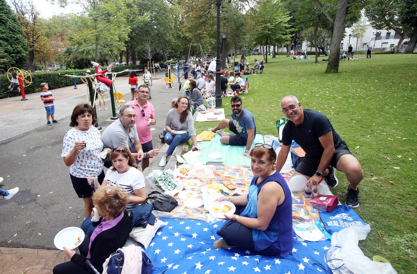 La Sociedad Ovetense de Festejos repartió cerca de 4.000 raciones junto a sus respectivas botellas de vino.