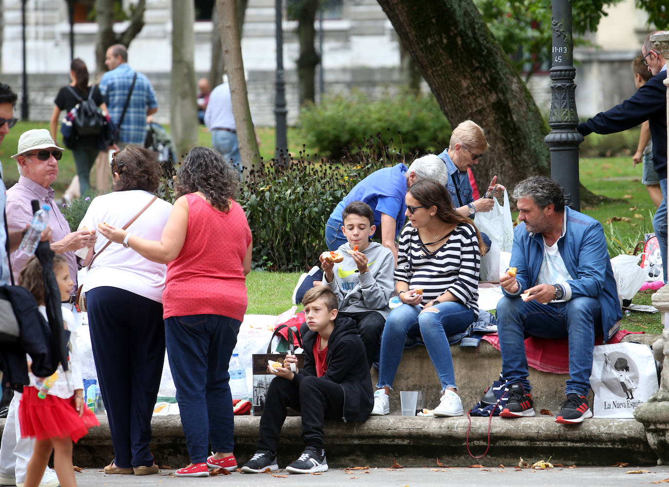 La Sociedad Ovetense de Festejos repartió cerca de 4.000 raciones junto a sus respectivas botellas de vino.