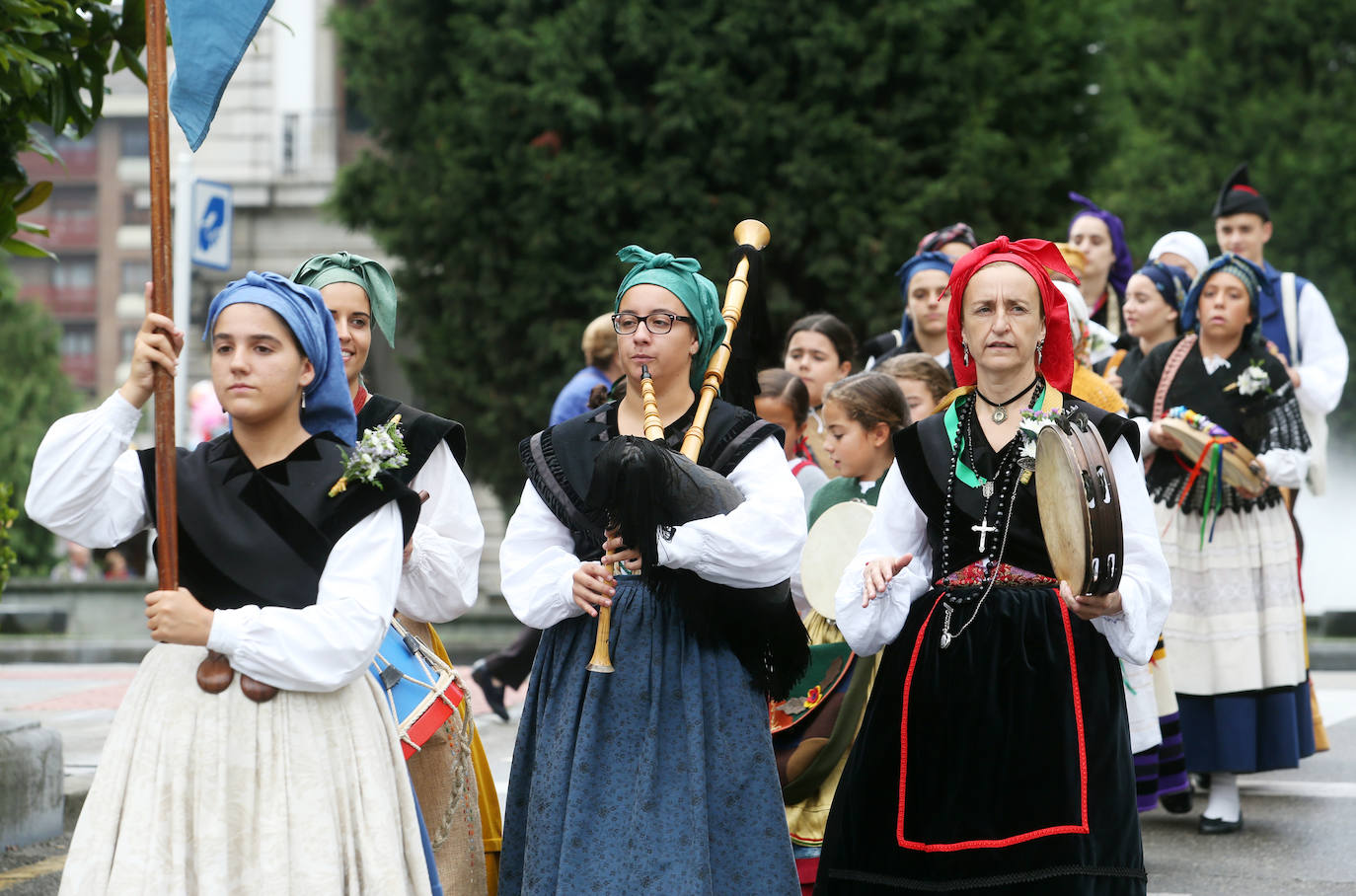 La Sociedad Ovetense de Festejos repartió cerca de 4.000 raciones junto a sus respectivas botellas de vino.