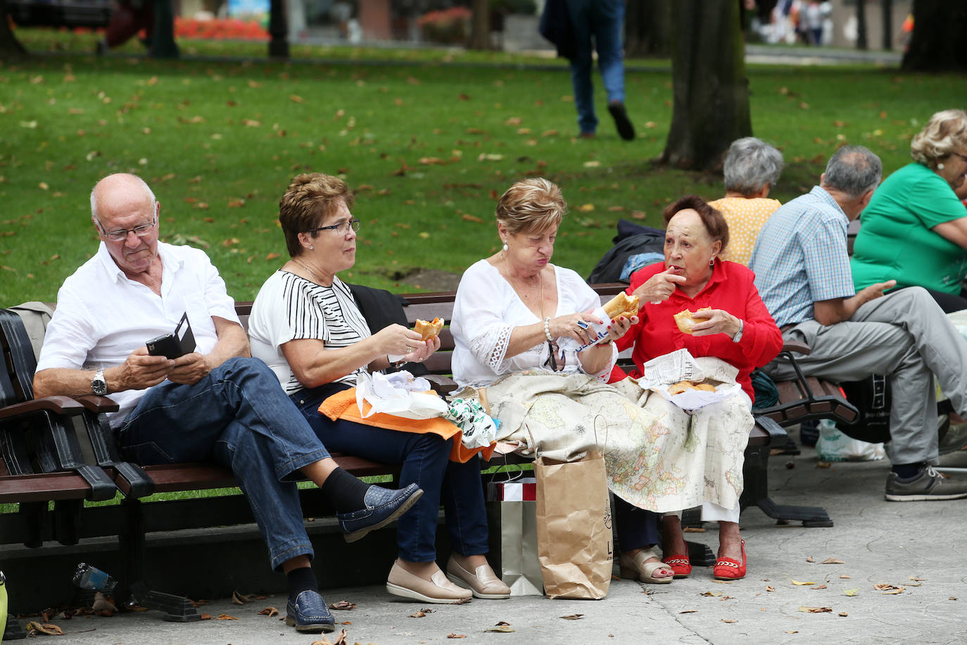 La Sociedad Ovetense de Festejos repartió cerca de 4.000 raciones junto a sus respectivas botellas de vino.
