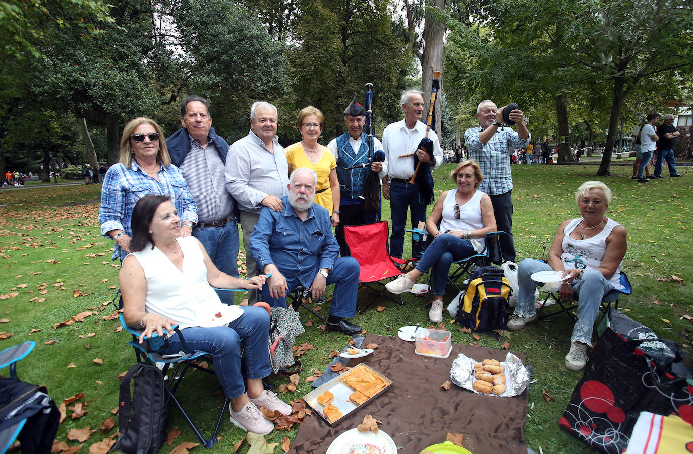 La Sociedad Ovetense de Festejos repartió cerca de 4.000 raciones junto a sus respectivas botellas de vino.