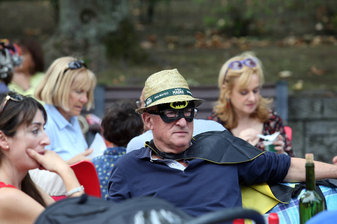 La Sociedad Ovetense de Festejos repartió cerca de 4.000 raciones junto a sus respectivas botellas de vino.