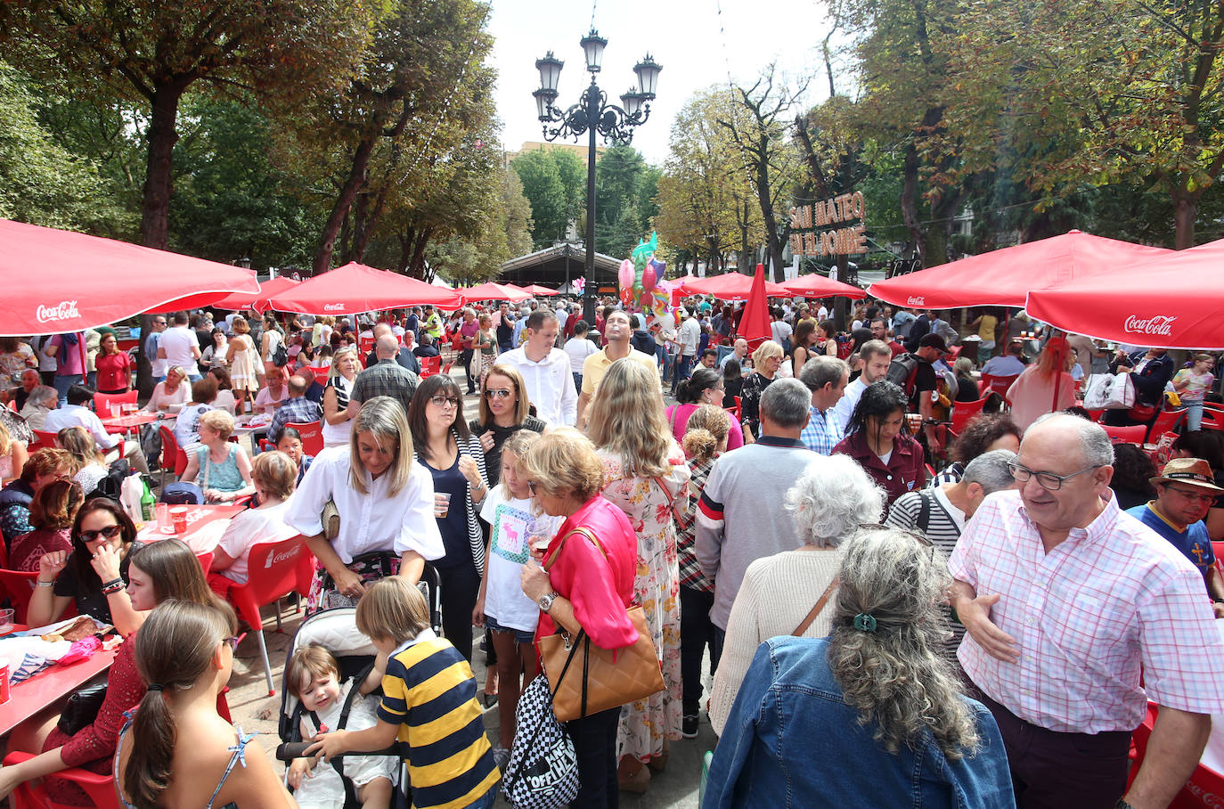 La Sociedad Ovetense de Festejos repartió cerca de 4.000 raciones junto a sus respectivas botellas de vino.