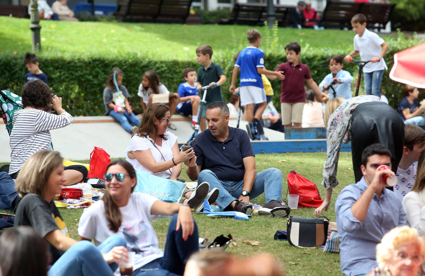 La Sociedad Ovetense de Festejos repartió cerca de 4.000 raciones junto a sus respectivas botellas de vino.
