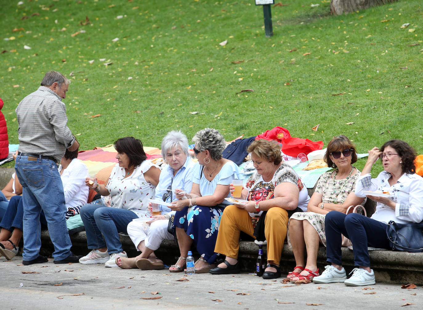 La Sociedad Ovetense de Festejos repartió cerca de 4.000 raciones junto a sus respectivas botellas de vino.