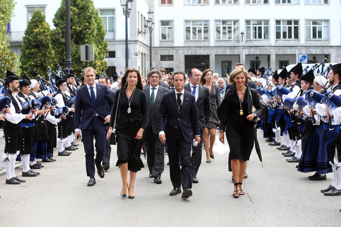 La Sociedad Ovetense de Festejos repartió cerca de 4.000 raciones junto a sus respectivas botellas de vino.