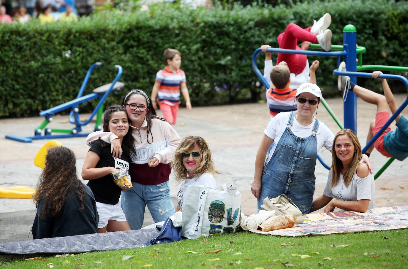 La Sociedad Ovetense de Festejos repartió cerca de 4.000 raciones junto a sus respectivas botellas de vino.