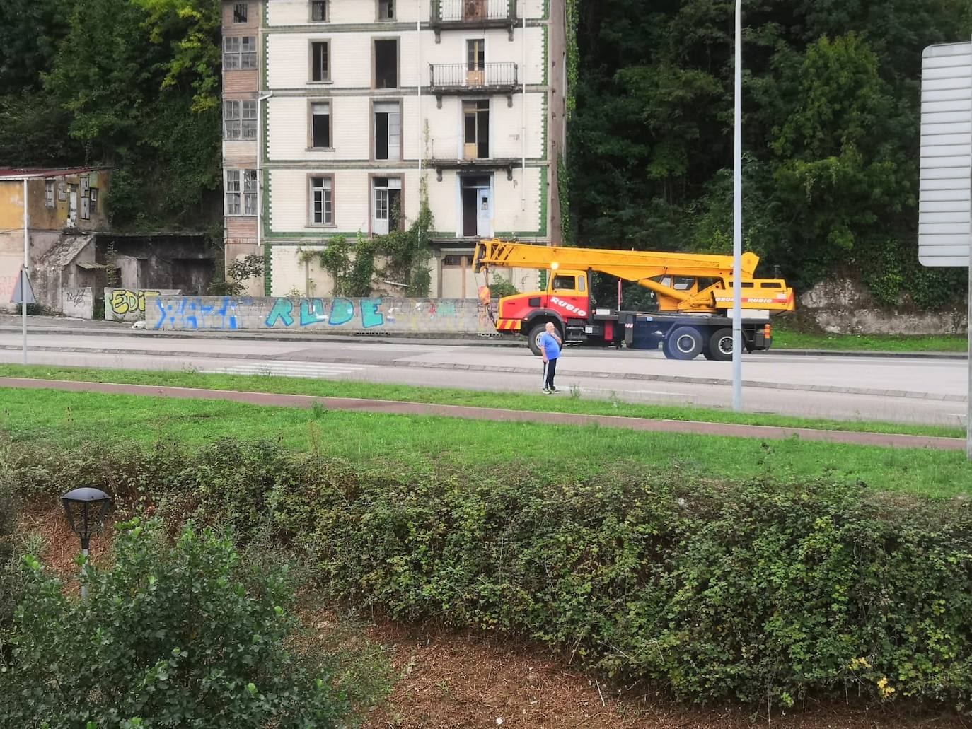 Espectacular accidente con un herido leve. Un coche con cuatro ocupantes que circulaba por la carretera AS-117 ha caído al río Nalón en El Entrego. El conductor triplicaba la tasa de alcoholemia.