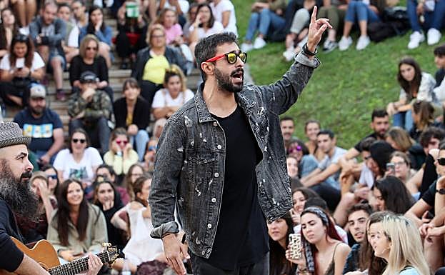 Rayden, junto a Héctor García Herrero, durante el concierto. 