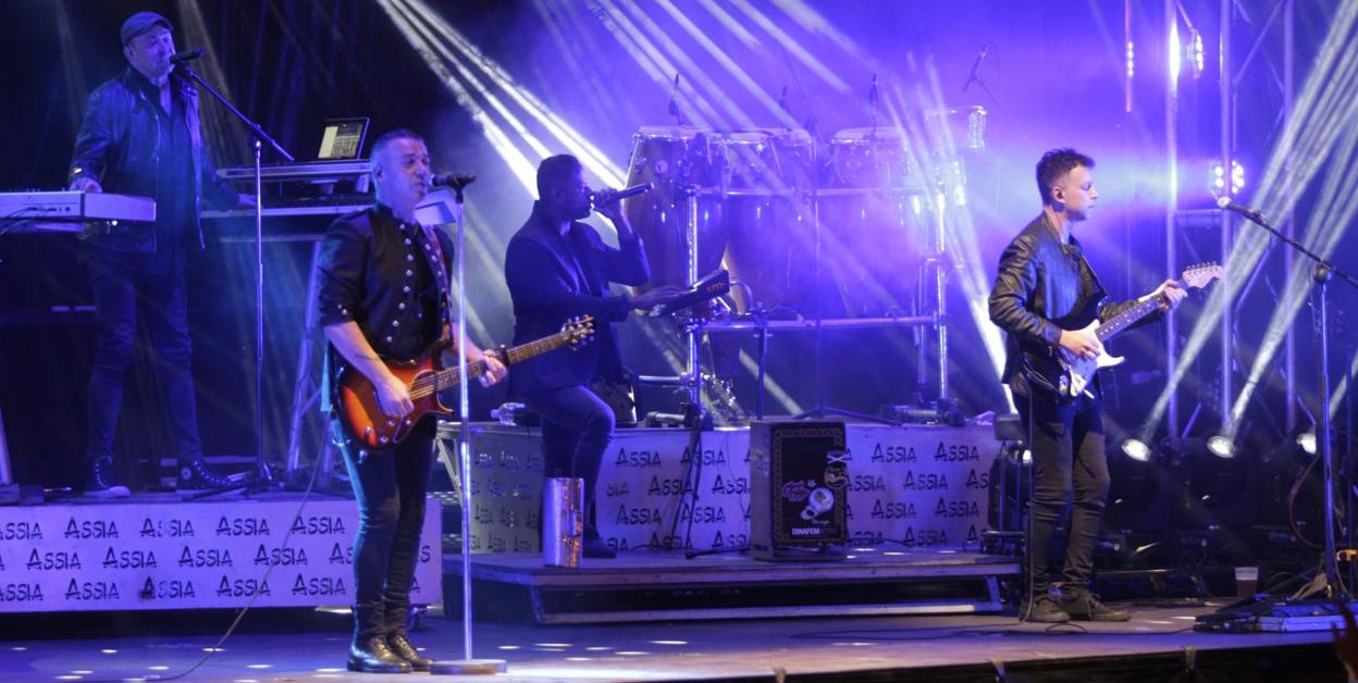 La orquesta Assia fue ayer la protagonista por la noche en la paseo del Bombé del Campo de San Francisco. 