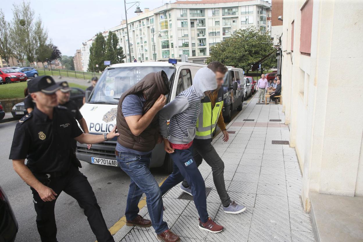 Dos de los detenidos en la operación, a su llegada al juzgado de Pola de Siero. 