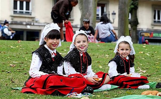 Imagen. El bollo resiste a la lluvia el día grande de las fiestas de San Mateo en Oviedo 