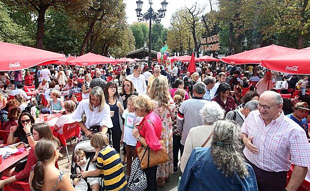 Miles de personas han mantenido la tradición del día del bollo, a pesar de las lluvias de la mañana.