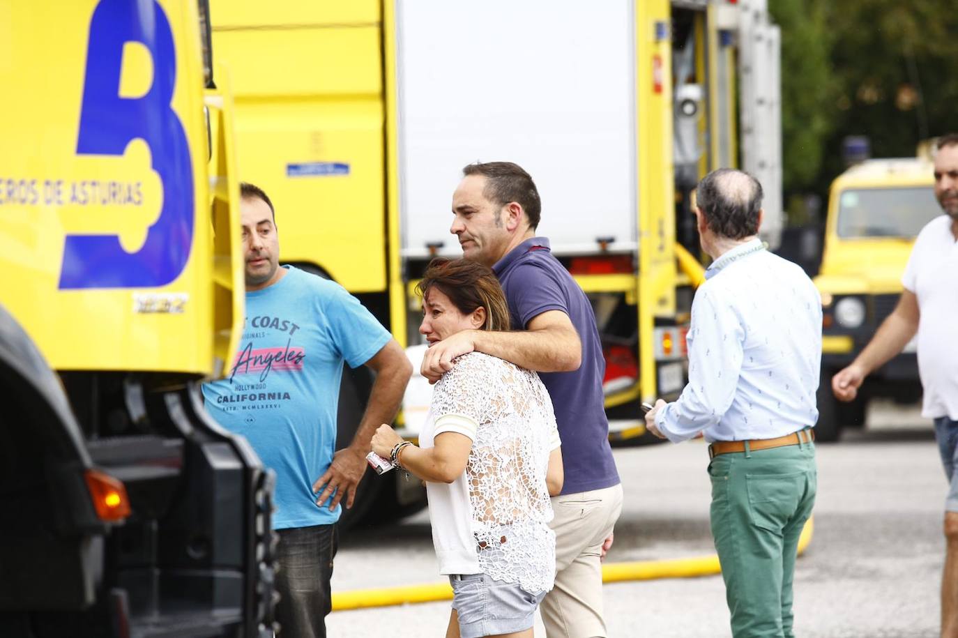Hasta el lugar del suceso se desplazaron seis camiones de Bomberos de Asturias, efectivos de Guardia Civil y Policía Local. 