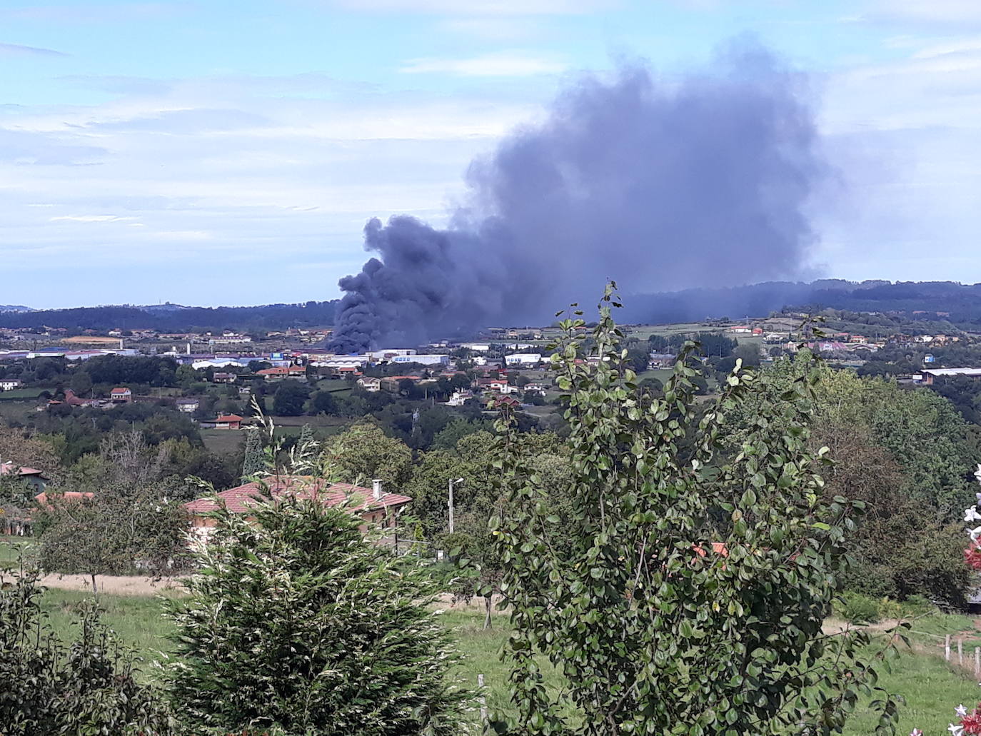 Hasta el lugar del suceso se desplazaron seis camiones de Bomberos de Asturias, efectivos de Guardia Civil y Policía Local. 