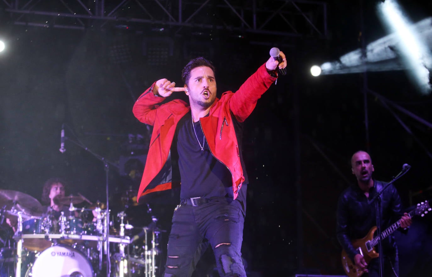 El directo del cantante cántabro era uno de los más esperados de las fiestas de San Mateo, algo que se notó por la gran afluencia de público.