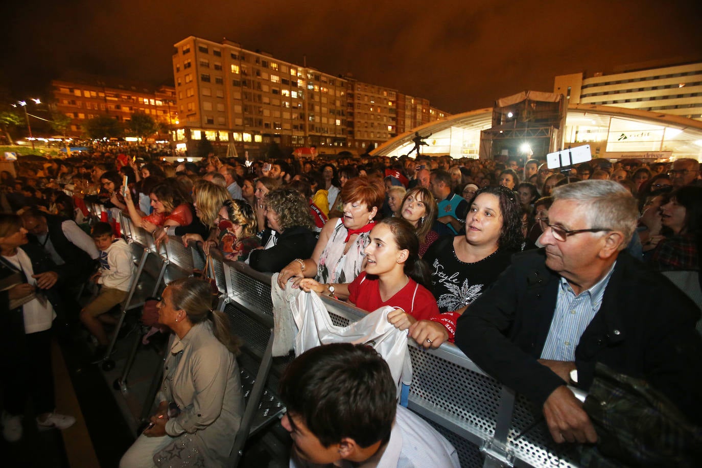 El directo del cantante cántabro era uno de los más esperados de las fiestas de San Mateo, algo que se notó por la gran afluencia de público.