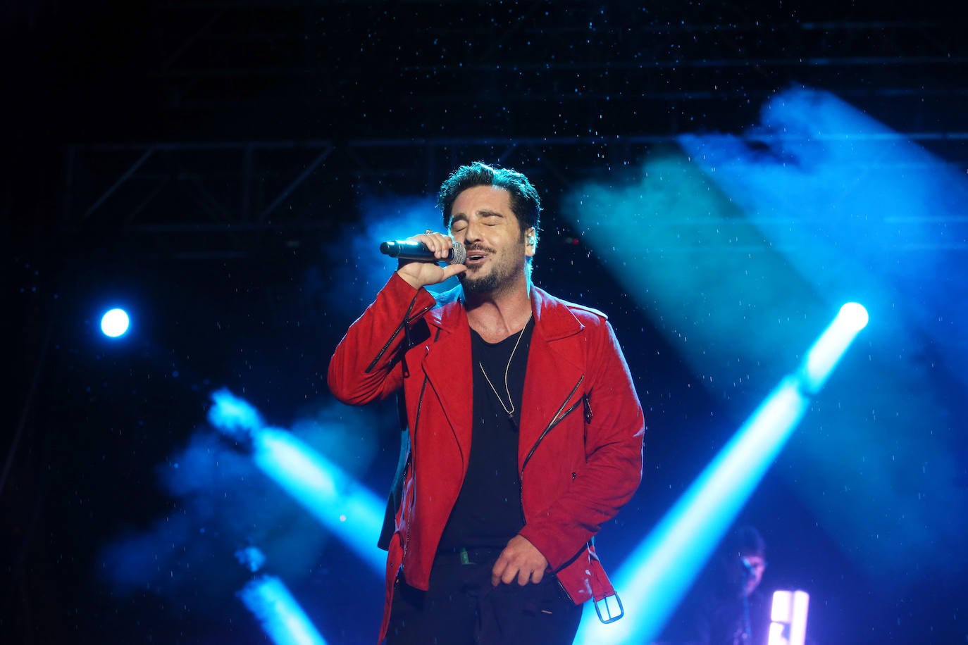 El directo del cantante cántabro era uno de los más esperados de las fiestas de San Mateo, algo que se notó por la gran afluencia de público.