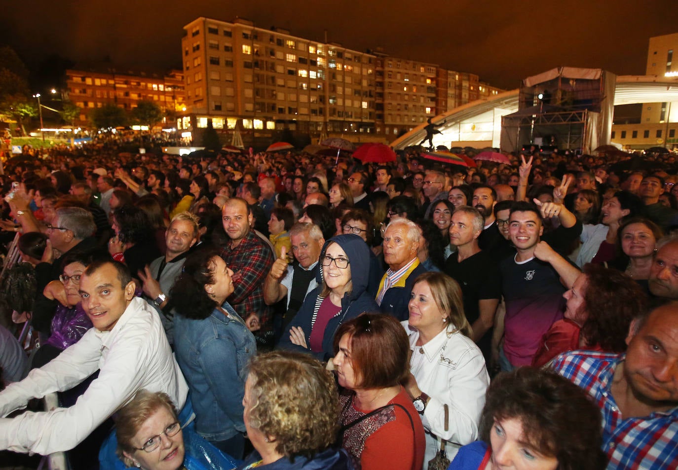 El directo del cantante cántabro era uno de los más esperados de las fiestas de San Mateo, algo que se notó por la gran afluencia de público.