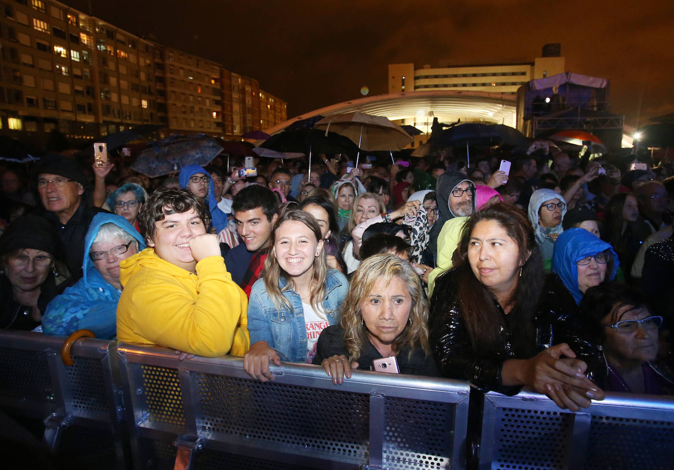 El directo del cantante cántabro era uno de los más esperados de las fiestas de San Mateo, algo que se notó por la gran afluencia de público.
