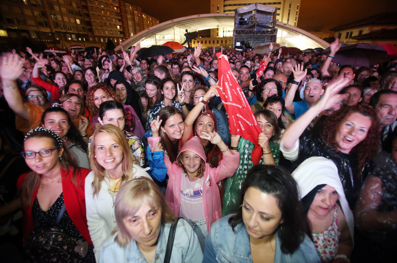 El directo del cantante cántabro era uno de los más esperados de las fiestas de San Mateo, algo que se notó por la gran afluencia de público.