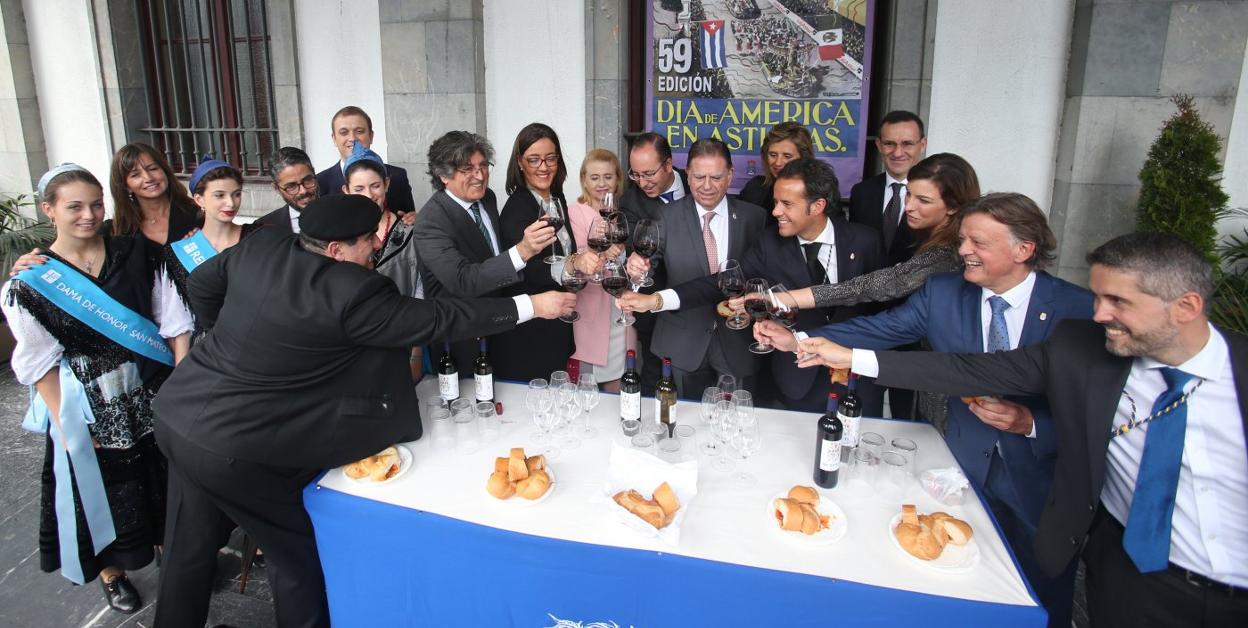 El equipo de gobierno municipal, con el alcalde a la cabeza, durante el brindis por las fiestas de San Mateo. 