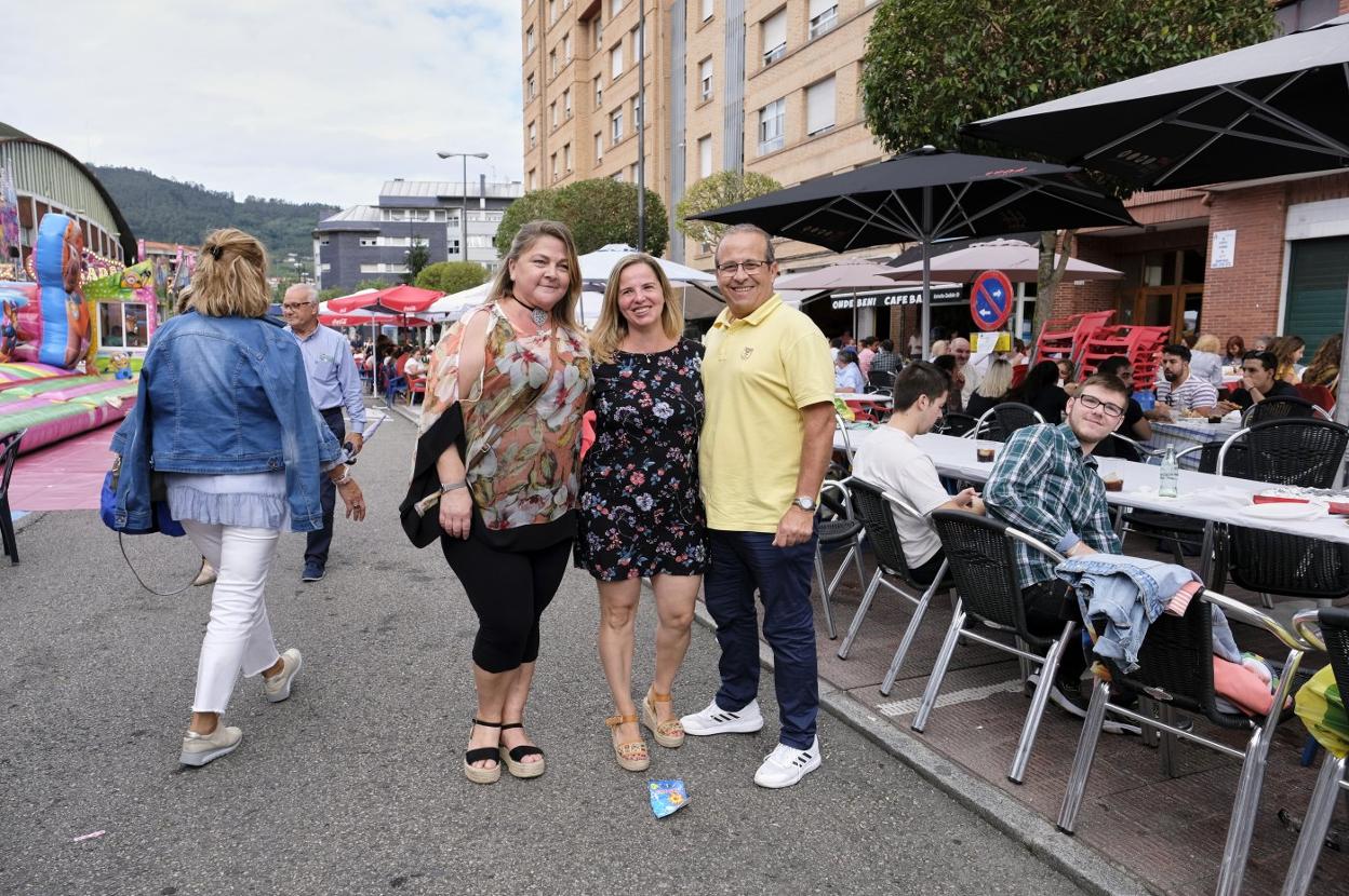Bego Toimil, Blanca Fernández y Carlos Ferreiro en la fiesta de Ventanielles. 