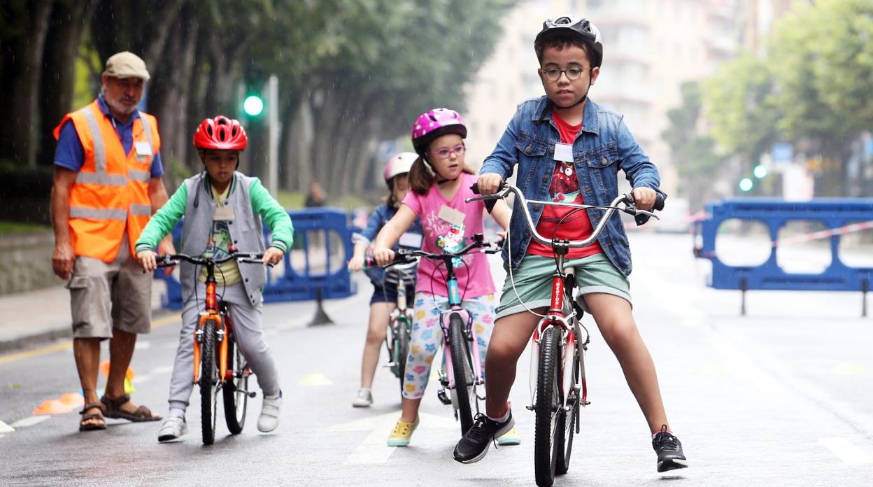 Varios niños aprendiendo a andar en bici en la calle Toreno durante la jornada de la movilidad. 