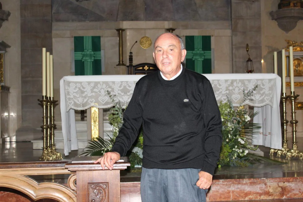 Gonzalo José Suárez, ante el altar de la iglesia de Villaviciosa. 
