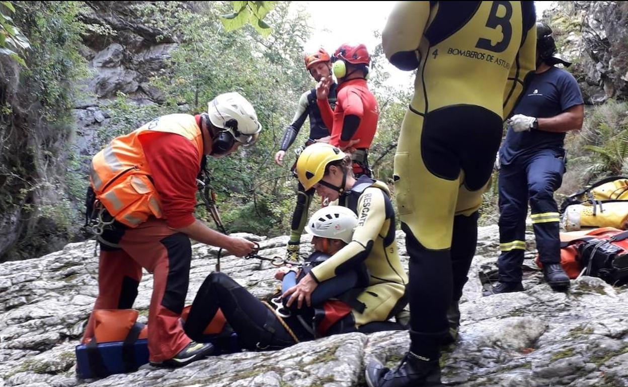 Los sevicios de emergecias atienden a la mujer herida. 
