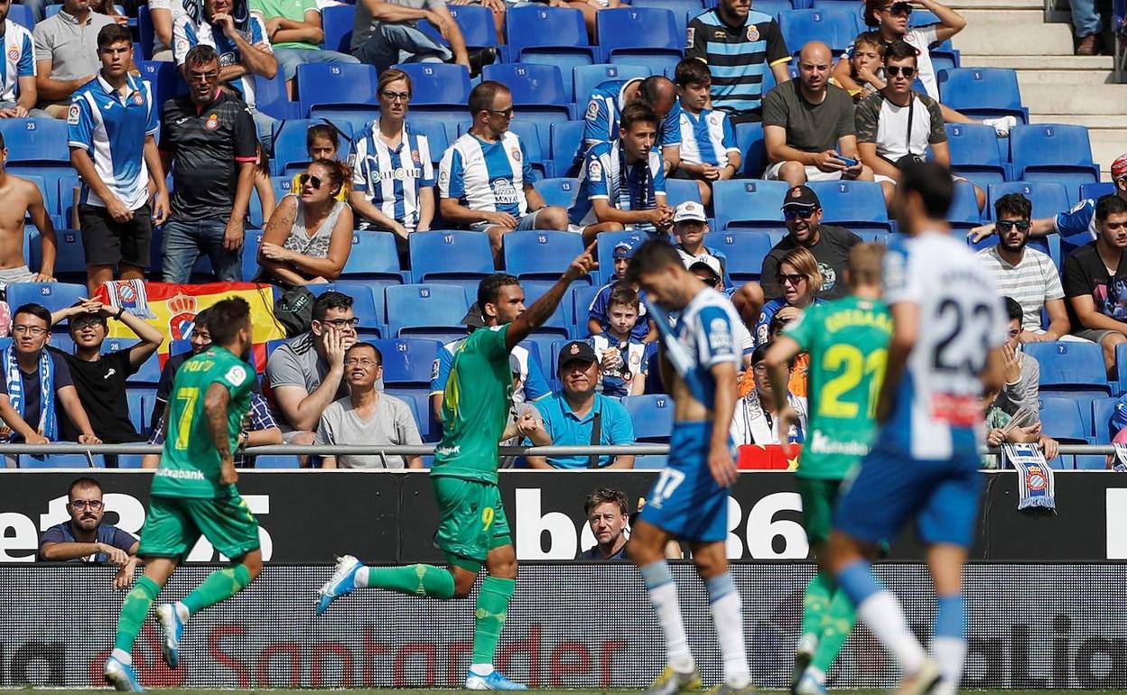 William José celebra uno de sus dos goles. 