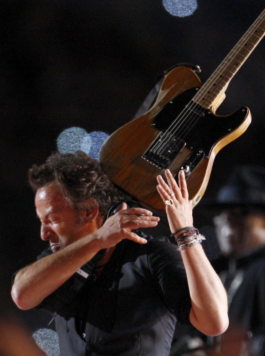 Bruce Springsteen entra en la tercera edad con la vitalidad de un joven rockero. Sus canciones y conciertos han colocado al artista américano en la cima mundial de la música. 
