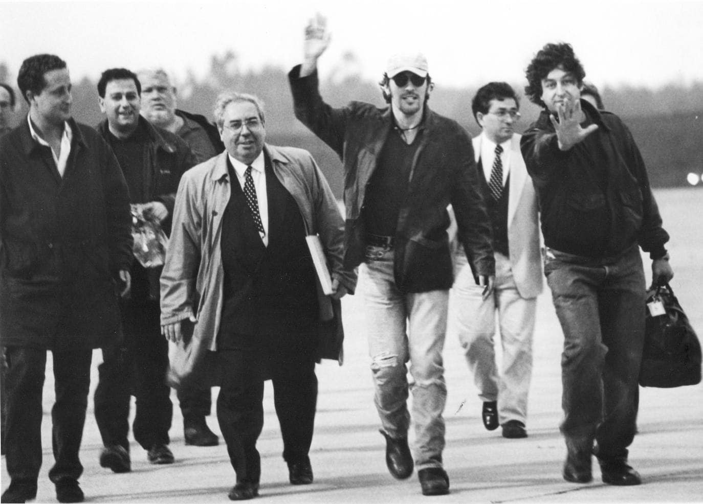 Bruce Springsteen acompañado del exalcalde de Gijón, Vicente Álvarez Areces, en la pista del aeropuerto de Asturias la víspera del concierto en El Molinón en 1993