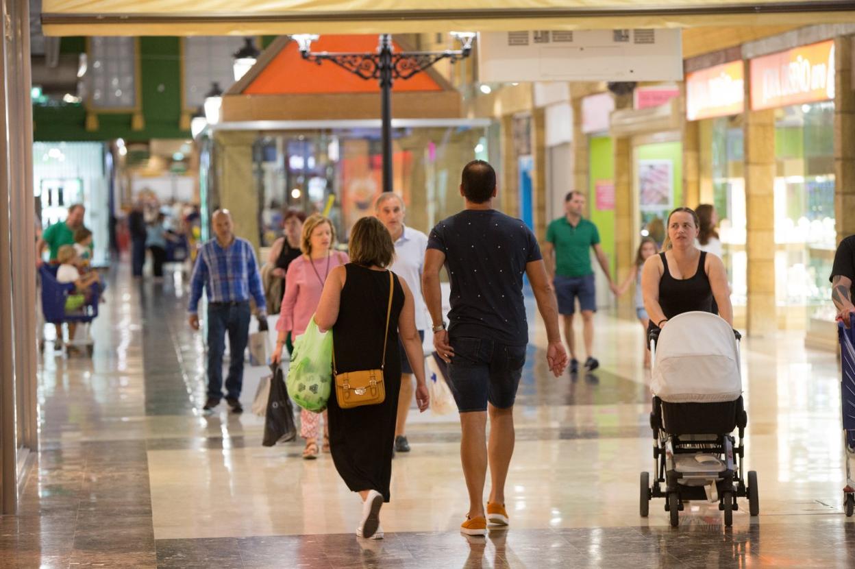 Clientes en uno de los pasillos comerciales de ParqueAstur. 