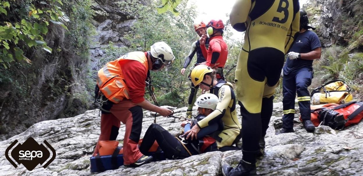 La accidentada recibe atención del equipo de rescate en el lugar del incidente, en Amieva. 