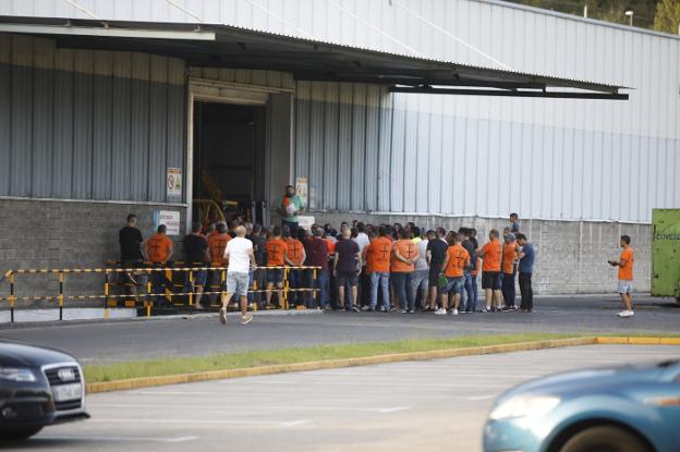 Los trabajadores de Vesuvius, reunidos en asamblea. 