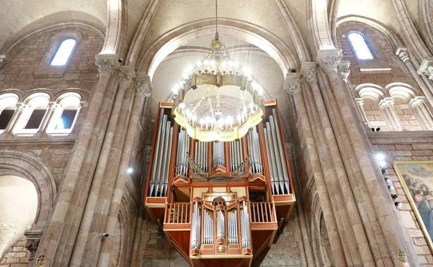 Imagen principal - La basílica de Covadonga estrena iluminación