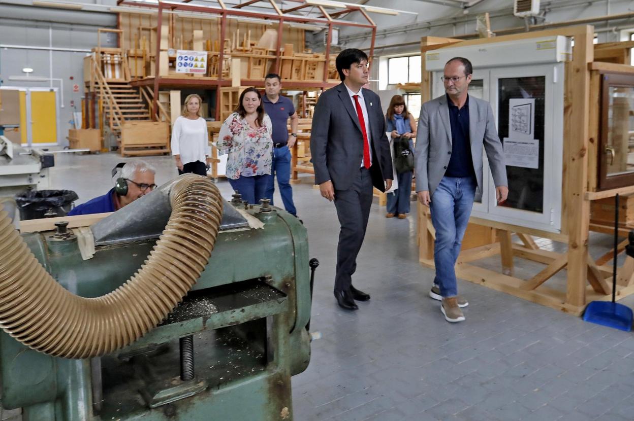 Borja Sánchez y Javier Cueli visitan el taller de carpintería del CIFP La Laboral. 