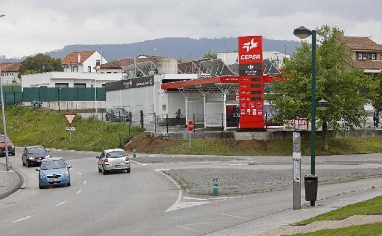 Vecinos contrarios a la gasolinera de Viñao advierten de irregularidades en los tanques