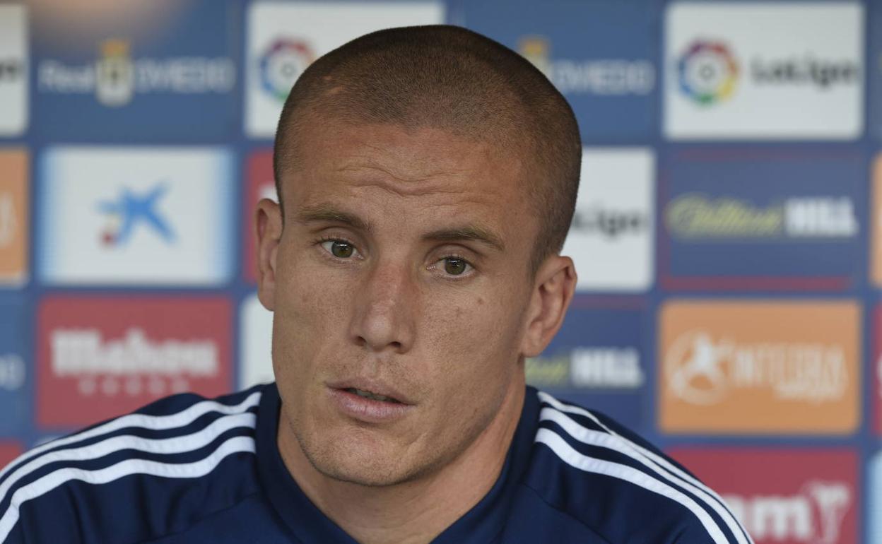 El centrocampista del Real Oviedo analiza la situación del equipo azulón. 